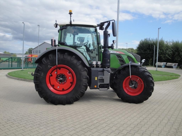 Fendt_724_Bj_20_Reifenregler_Ansicht_rechts_1.jpg